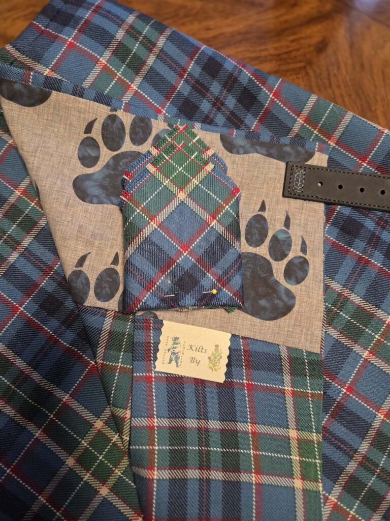 Box pleat kilts att.4p4l6wqs2slzndwj2zf tna0kgyimjrxse3krgeoiow.jpg
